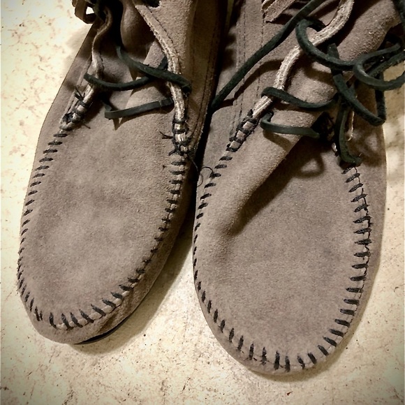 Minnetonka suede single fringe booties size 6 - Picture 3 of 4